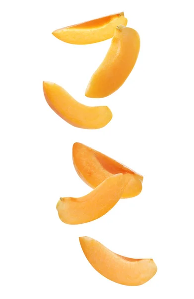 成熟的杏片落在白色背景上 — 图库照片