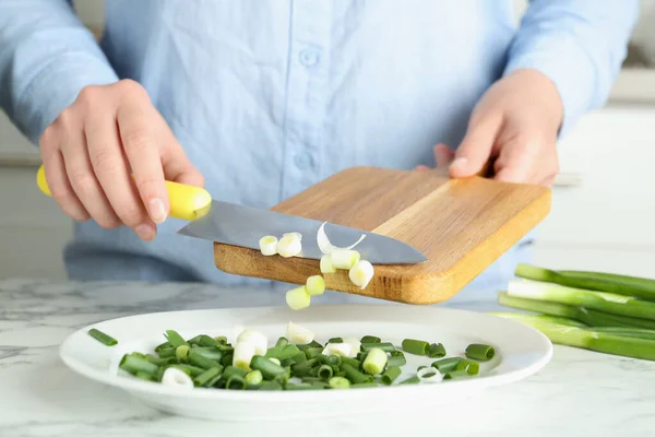 Mujer Poniendo Cebolla Verde Picada Primavera Plato Mesa Mármol Blanco —  Fotos de Stock