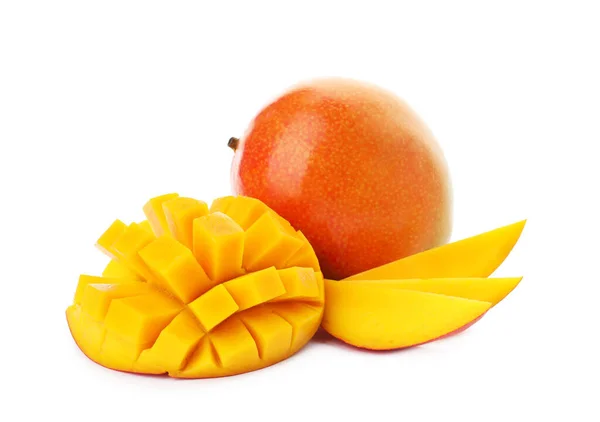 Ganze Und Geschnittene Reife Mangos Isoliert Auf Weiß Exotische Früchte — Stockfoto