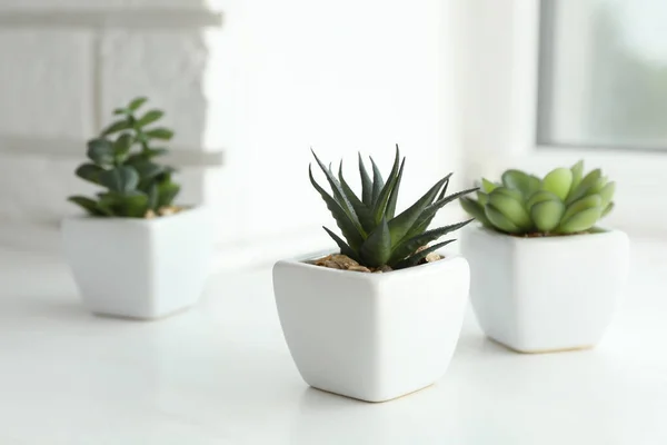 Belles Plantes Artificielles Dans Des Pots Fleurs Sur Rebord Fenêtre — Photo