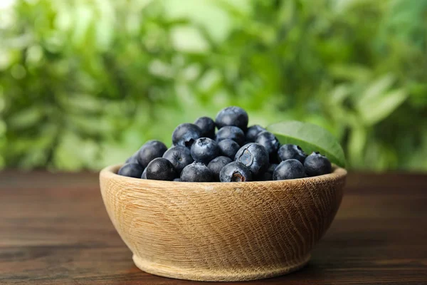 Lekkere Rijpe Bosbessen Kom Houten Tafel — Stockfoto