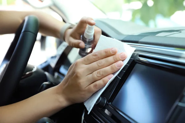 Vrouw Schoonmaken Dashboard Met Natte Doekjes Antibacteriële Spray Auto Close — Stockfoto