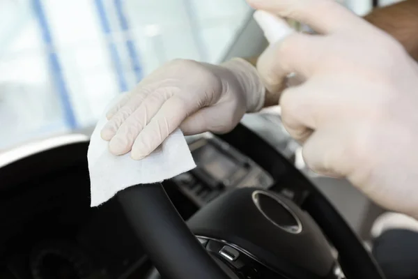 Volante Limpieza Hombre Con Toallita Húmeda Spray Antibacteriano Coche Primer — Foto de Stock