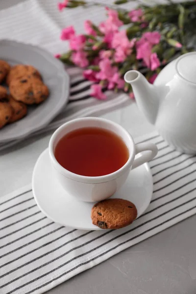 Tazza Aromatico Gustosi Biscotti Sulla Tavola Grigia — Foto Stock