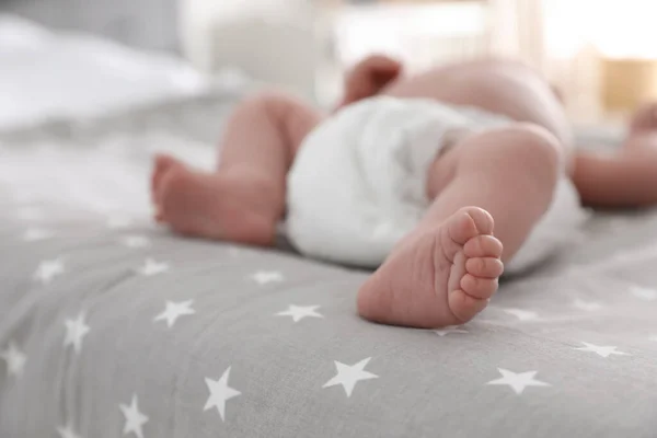 Carino Bambino Pannolino Sdraiato Sul Letto Camera Primo Piano — Foto Stock