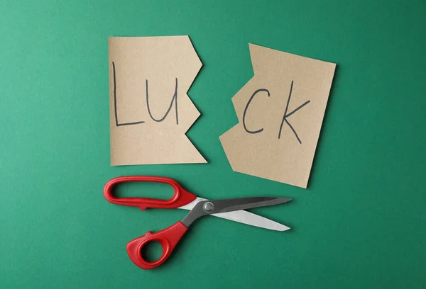 Cortar Papel Con Palabra Luck Tijeras Sobre Fondo Verde Plano — Foto de Stock