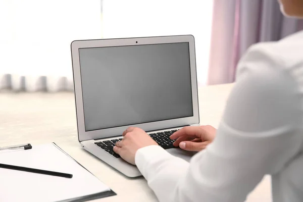 Mujer Trabajando Con Portátil Moderno Mesa Blanca Primer Plano Espacio — Foto de Stock