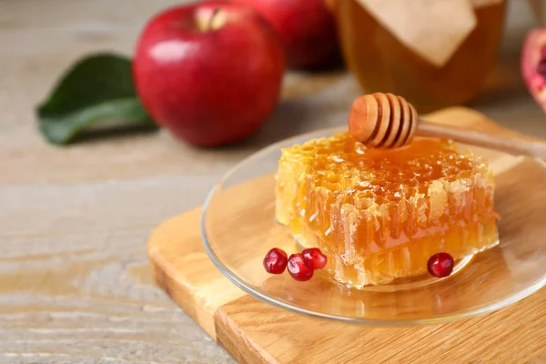 Honeycomb Pomegranate Seeds Apples Wooden Table Closeup Rosh Hashanah Holiday — Stock Photo, Image