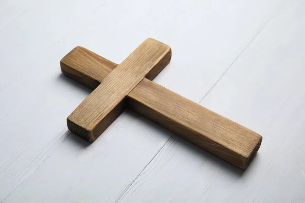 Cruz Cristiana Sobre Fondo Madera Blanca Primer Plano Concepto Religión — Foto de Stock
