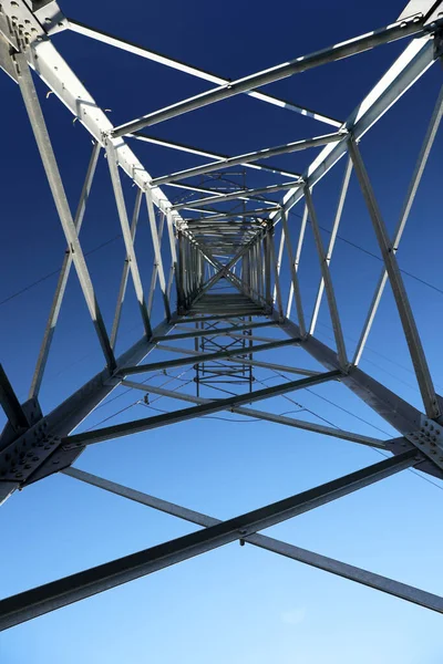 Moderner Hochspannungsmast Vor Blauem Himmel Blick Von Unten — Stockfoto