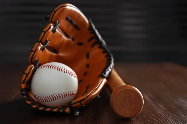Кожаный Бейсбольный Мяч Летучая Мышь Перчатка Деревянном Столе Крупный План — стоковое фото