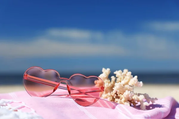 Óculos Sol Forma Coração Elegante Coral Cobertor Areia Perto Mar — Fotografia de Stock