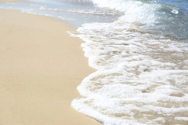 Όμορφη Θάλασσα Κύματα Στην Αμμώδη Παραλία Closeup — Φωτογραφία Αρχείου