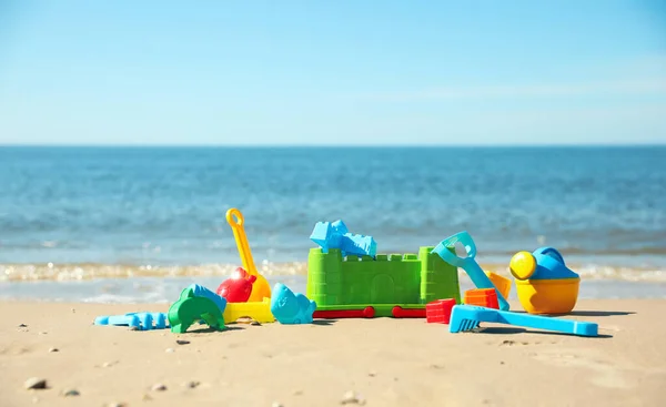 Kumsalda Farklı Plastik Oyuncaklar Metin Için Boşluk — Stok fotoğraf