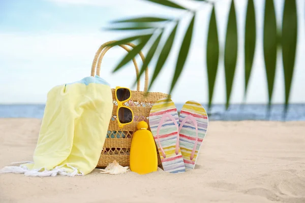 Différents Objets Plage Élégants Coquillage Sur Sable Près Mer — Photo