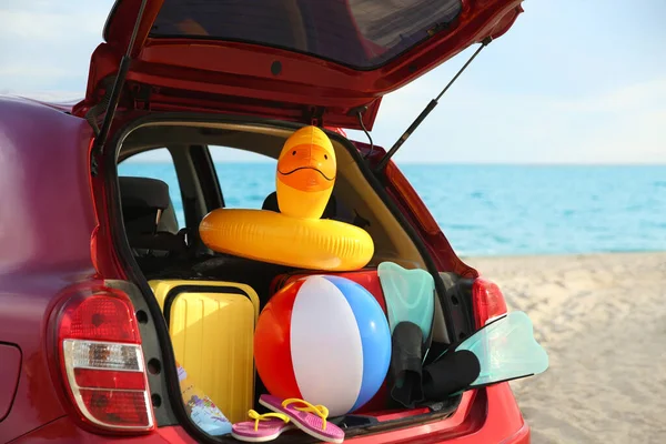 Voiture Rouge Avec Bagages Sur Plage Gros Plan Voyage Vacances — Photo