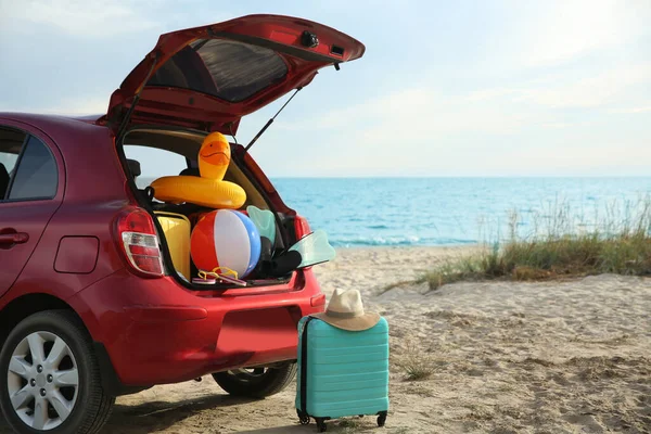 Bagages Voiture Rouge Sur Plage Espace Pour Texte Voyage Vacances — Photo