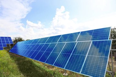 Güneşli bir günde güneş panelleri açık havada. Alternatif enerji kaynağı