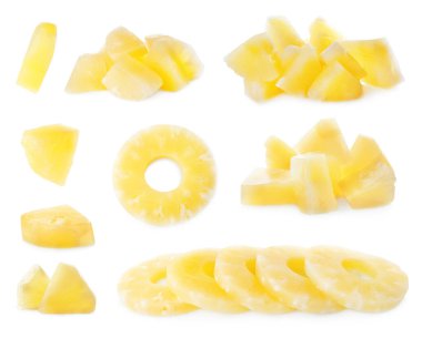 Beyaz arka planda konserve ananas halkaları ve parçaları.