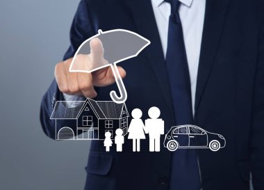 Sigorta konsepti - şemsiye koruma göstergesi. Resimli sanal ekran kullanan adam, yakın plan