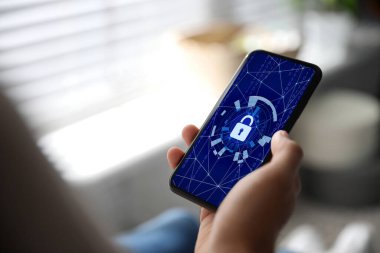 Siber güvenlik kavramı. Telefondaki uygulamayı kullanan adam, kapat