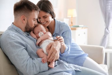 Yeni doğmuş bebekleriyle mutlu bir çift.
