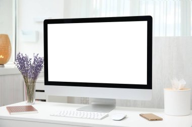 Masada modern bilgisayarla rahat bir iş yeri