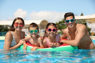 Yüzme havuzunda mutlu bir aile. Yaz tatili