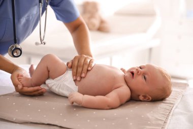 Doktor, klinikte şirin bebeği muayene ediyor, yakın plan. Sağlık hizmetleri