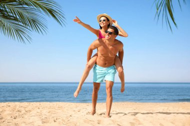 Mutlu çift güneşli sahilde eğleniyor.