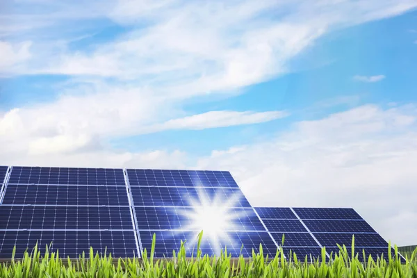 Sonnenkollektoren Freien Installiert Alternative Energiequelle — Stockfoto