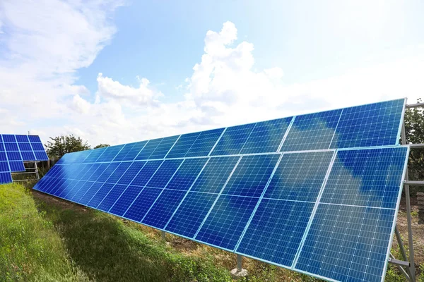 Painéis Solares Livre Dia Ensolarado Fonte Energia Alternativa — Fotografia de Stock