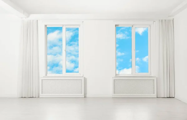 部屋の窓から雲と青い空の美しい景色 — ストック写真