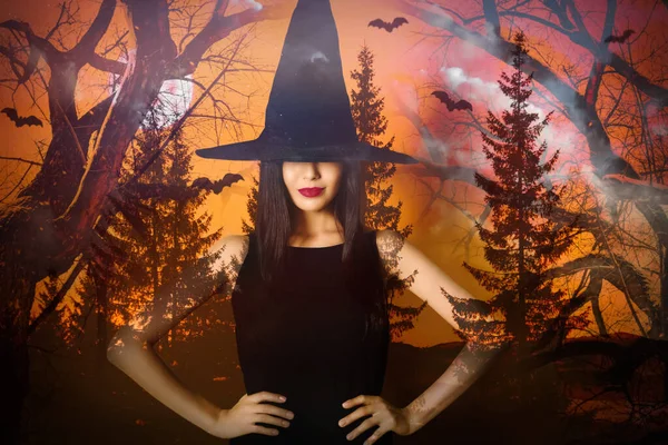 Podwójna Ekspozycja Czarownicy Mglistego Lasu Podczas Pełni Księżyca Halloween — Zdjęcie stockowe