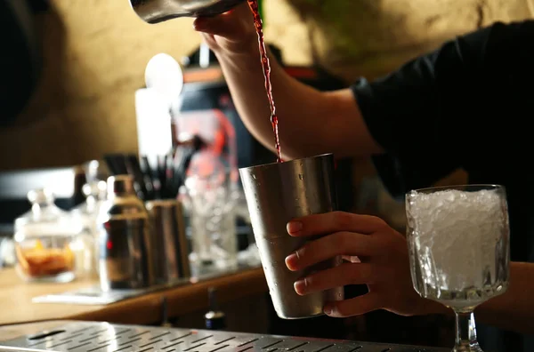 Bartender Förbereder Färsk Alkoholhaltig Cocktail Vid Bardisken Närbild — Stockfoto