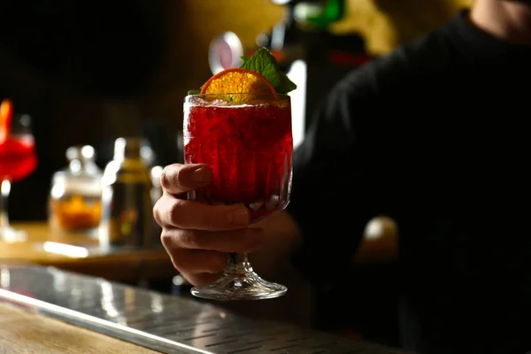 Bartender Som Håller Glas Färsk Alkoholhaltig Cocktail Baren Närbild — Stockfoto