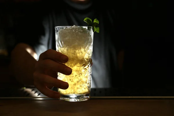 Barman Segurando Copo Coquetel Alcoólico Fresco Balcão Bar Close Espaço — Fotografia de Stock