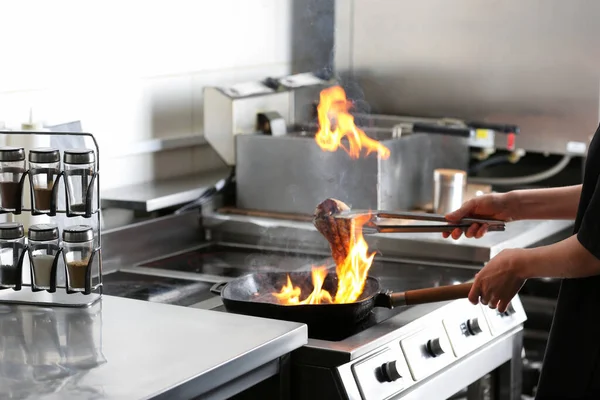 Žena Kuchařka Vaření Masa Hořícím Plamenem Sporáku Kuchyni Restaurace Detailní — Stock fotografie