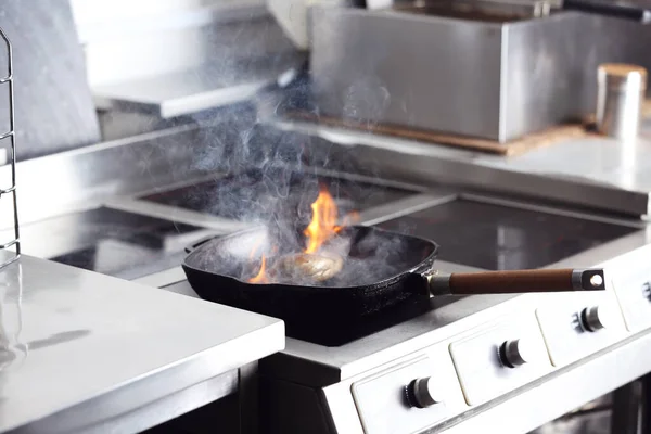 Matlagning Kött Med Brinnande Låga Restaurangkök — Stockfoto