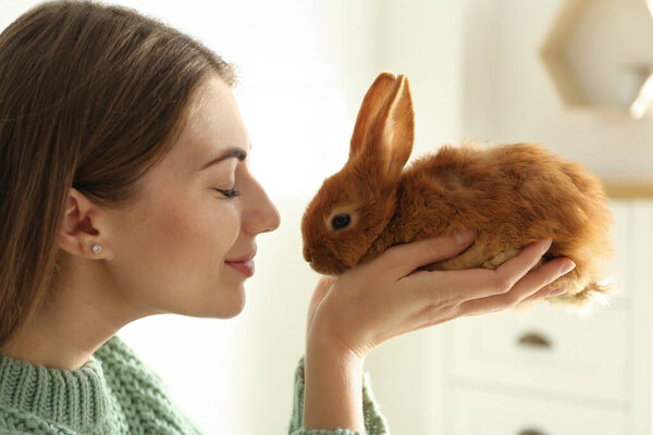 Молодая женщина с очаровательным кроликом внутри, крупным планом. Любимое животное