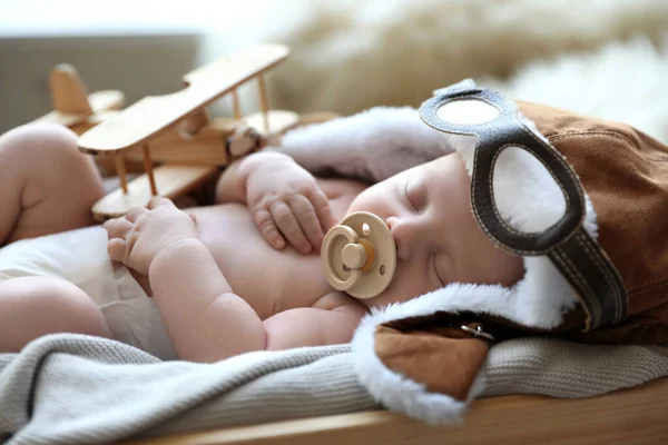 Bonito Bebê Recém Nascido Usando Chapéu Aviador Com Brinquedo Dormindo — Fotografia de Stock
