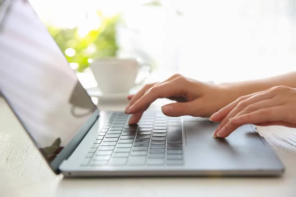 Donna Che Lavora Con Computer Portatile Moderno Tavolo Legno Bianco — Foto Stock