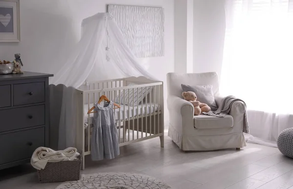 Interior Habitación Del Bebé Con Cómoda Cuna Sillón —  Fotos de Stock