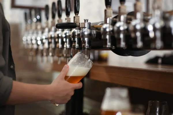 Bartender Pouring Fresh Beer Glass Pub Closeup — Stock Photo, Image