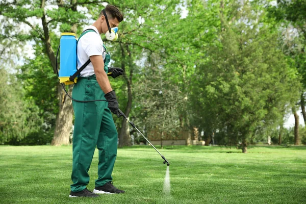 Arbeiter Sprühen Pestizide Auf Den Grünen Rasen Freien Schädlingsbekämpfung — Stockfoto