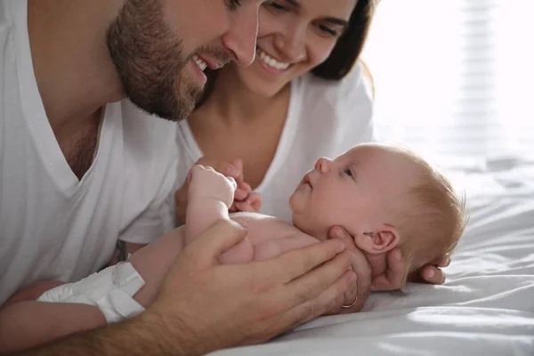 Šťastný Pár Jejich Novorozeně Doma Detailní Záběr — Stock fotografie