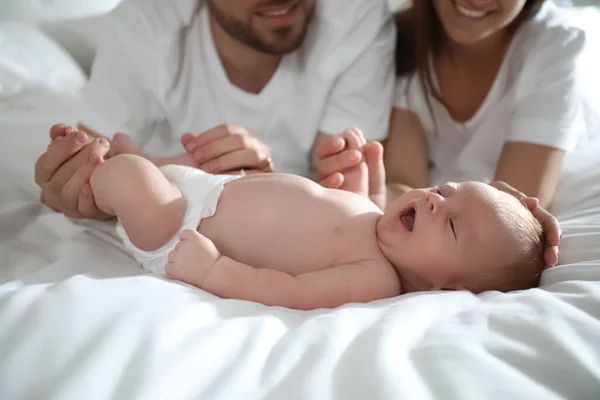 Coppia Felice Con Loro Neonato Sul Letto Primo Piano — Foto Stock