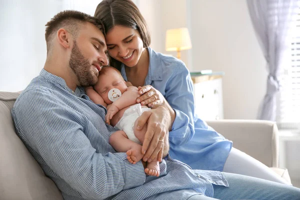 Pareja Feliz Con Bebé Recién Nacido Casa — Foto de Stock