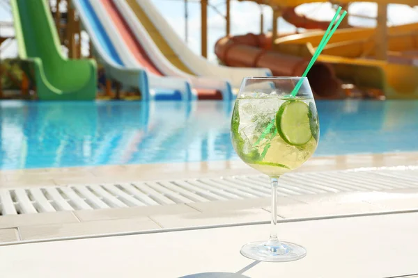 Verre Délicieux Mojito Près Piscine Espace Pour Texte Boisson Rafraîchissante — Photo