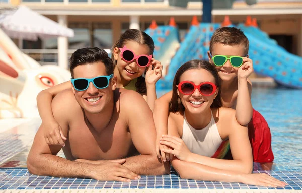 Glückliche Familie Schwimmbad Sommerferien — Stockfoto